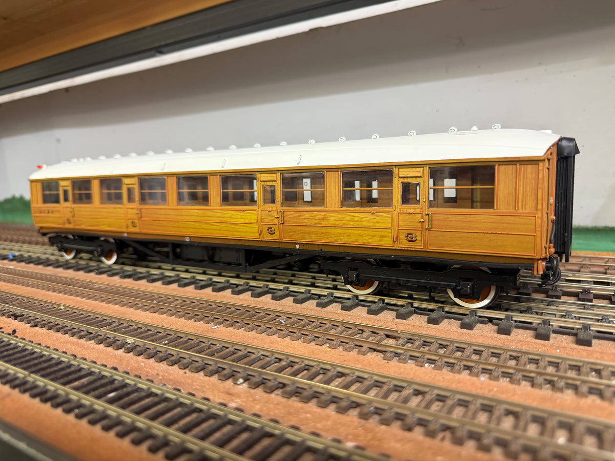 Hattons H7-TC115-001 (O Gauge) London North Eastern Railway, ‘Gresley’ Diagram 115 Corridor Third in LNER Varnished Teak. (Unnumbered)