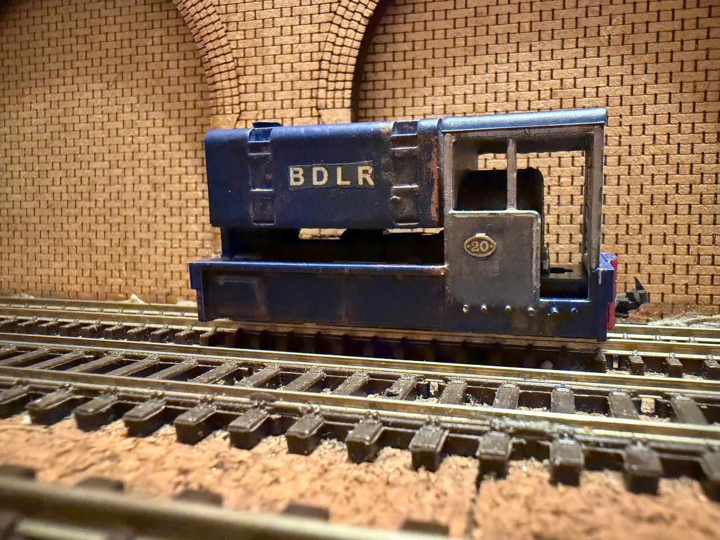 Kato / Unknown (OO9) HK Porter Co. ‘Roller Ingot’ Saddle Tank No.20. In BDLR tramway livery.