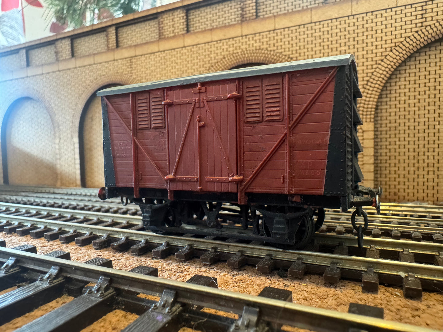 Airfix 02661–5 (OO) 10T Weathered Ventilated Meat Van.