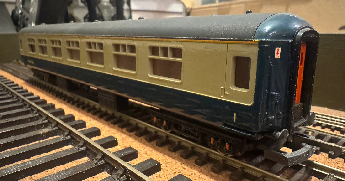 Lima 305301 (OO) British Rail, MK2B Corridor First in BR Intercity Blue Grey. (No Running Number) Gloss Finish