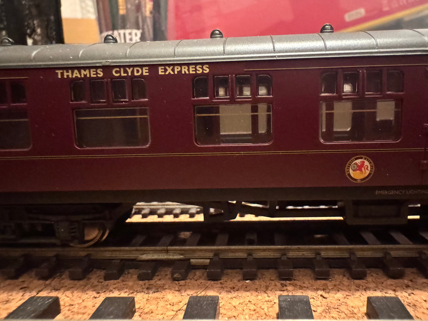Hornby R2329M (OO) The Thames-Clyde Express, Train Pack. Special Edition No.1452 of 1500.