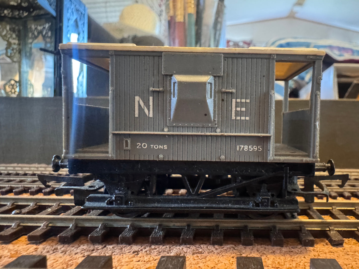 Hornby R.215 (OO) LNER 20T Brake Van No.178595 in NE Post War Grey.