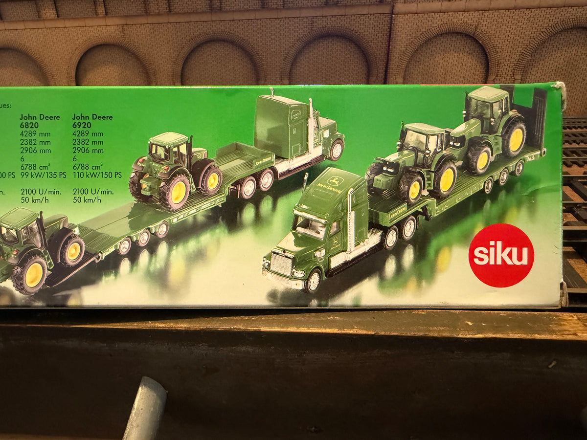 Siku 1837 (1:87 / HO) US style John Deere Low Loader and tractors.