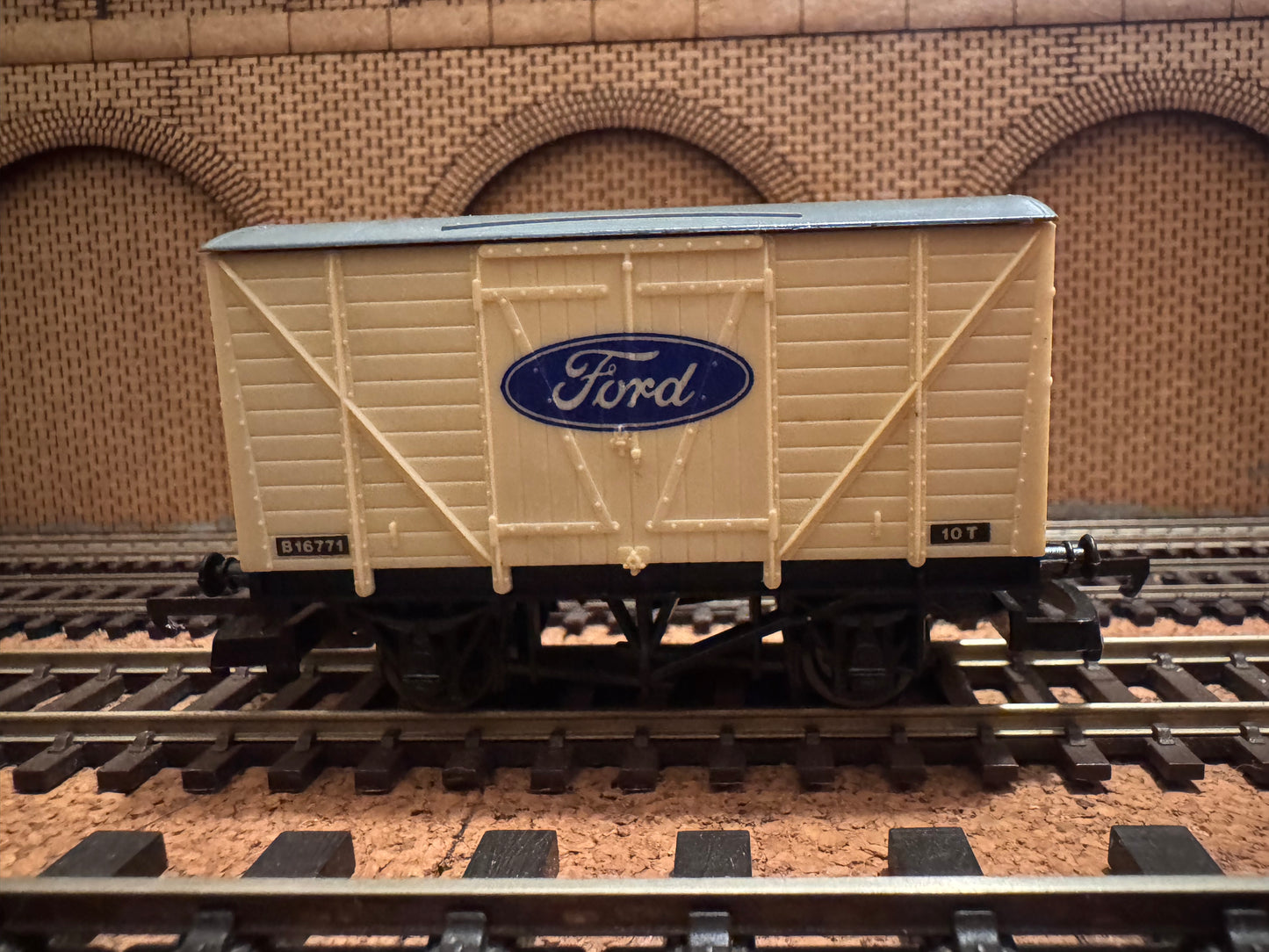 Lima (OO) Ex British Railways Vent Van. No.B16771 in Ford Motor Company Livery