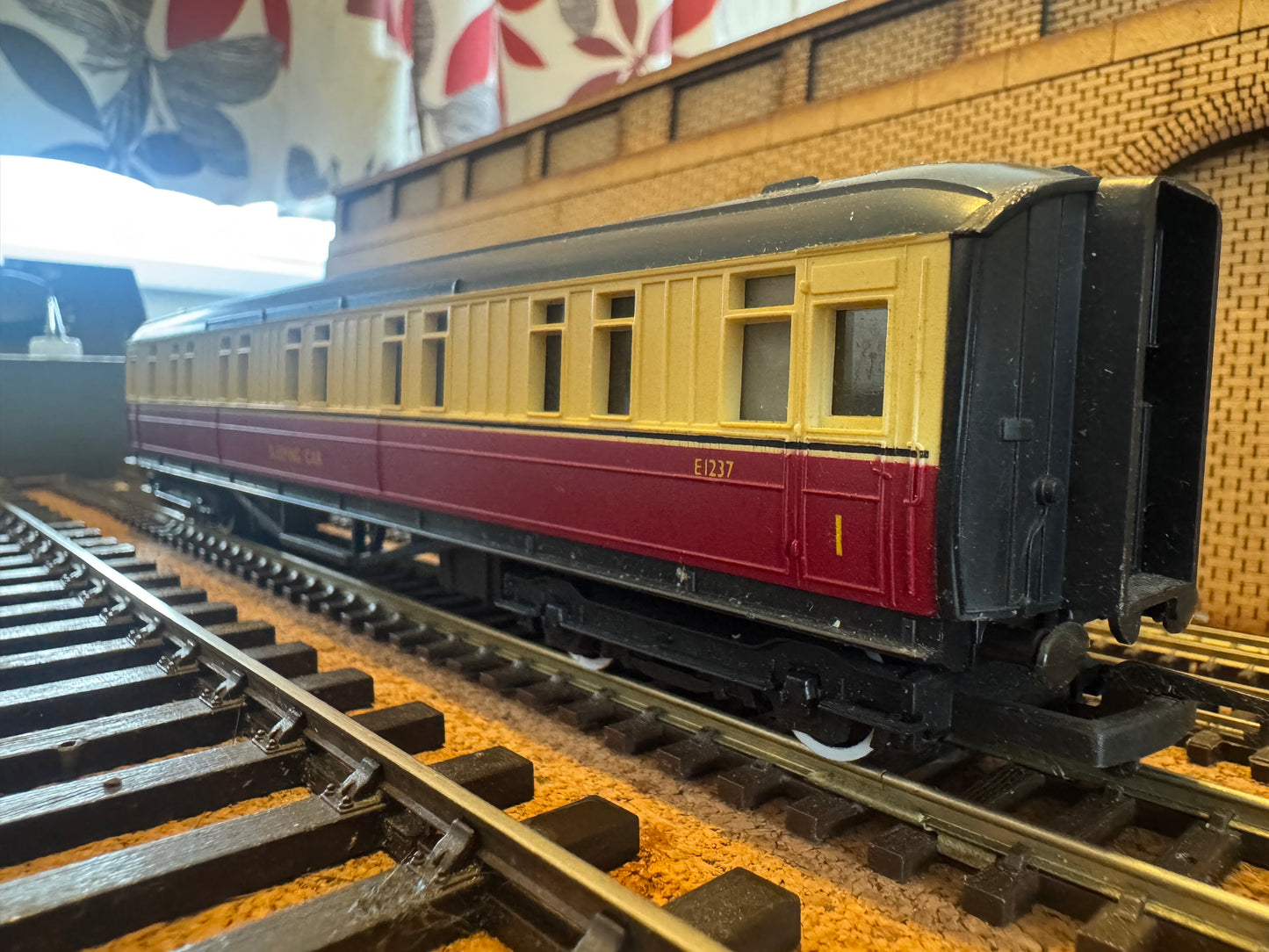 Hornby R419 (OO) Ex LNER ‘Gresley’ First Class Sleeping Car No.E1237 in British Railways Blood and Custard