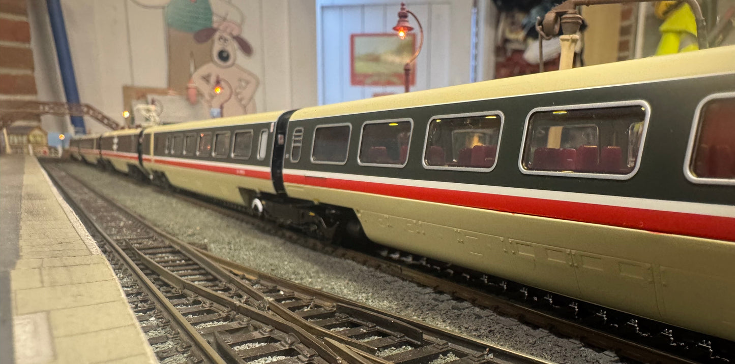 Hornby 30104 (OO) British Rail Class 370, Advanced Passenger Train No.370002 in BR Intercity livery, 5 car set. DCC Ready