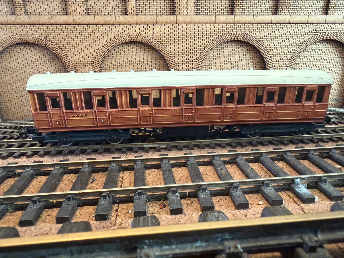 Ian Kirk (OO) London North Eastern Railway, Gresley First Class Suburban Coach (No Number) in LNER Varnished Teak 