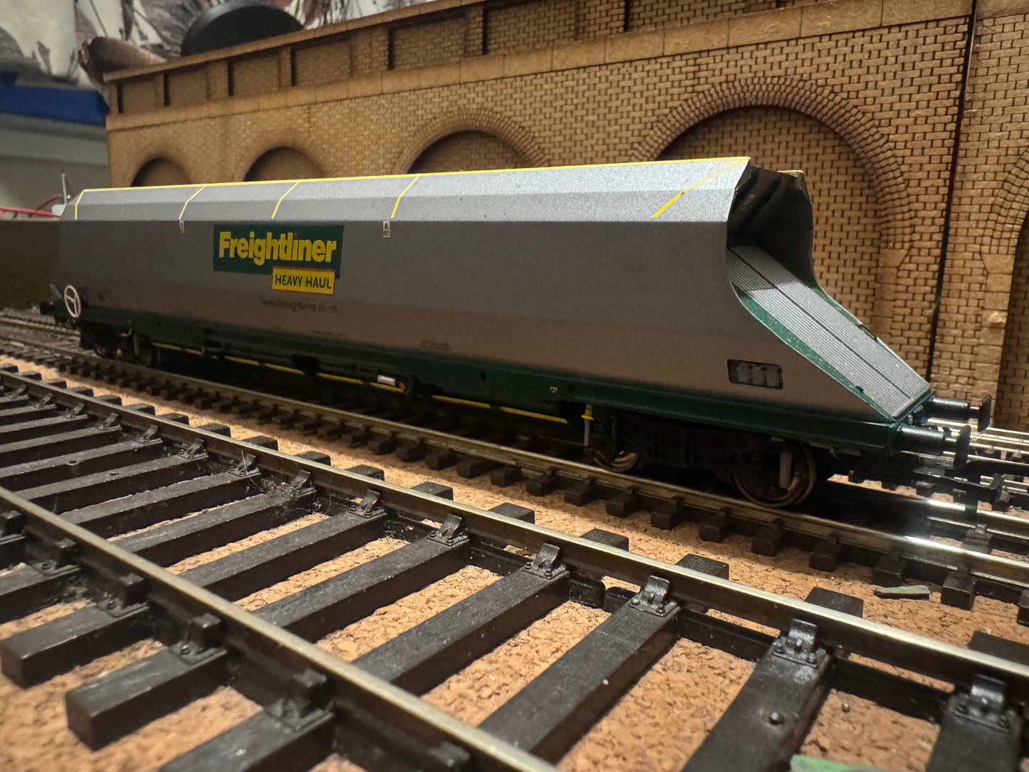 Bachmann 38-030 (OO) Freightliner 100T HHA Bogie Hopper with sliding end doors No.370429 in Freightliner Heavy Haul Livery 