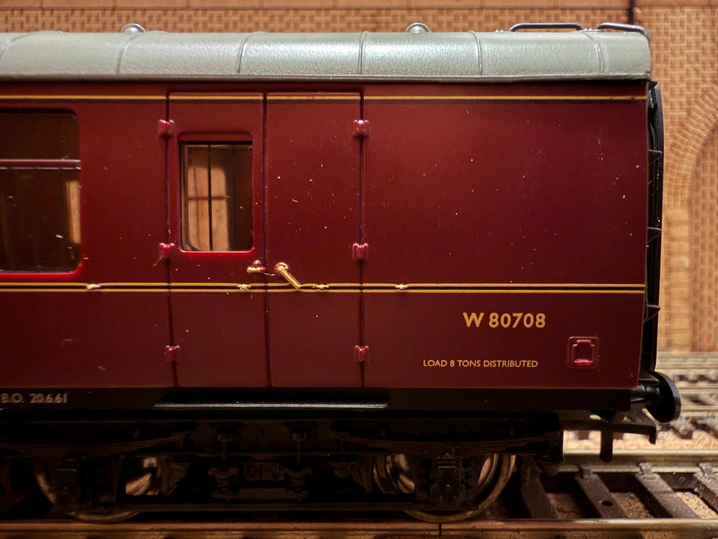 Bachmann 39-176C (OO) British Railways MK1, 57ft Full Brake No.W80708 in BR Maroon. 