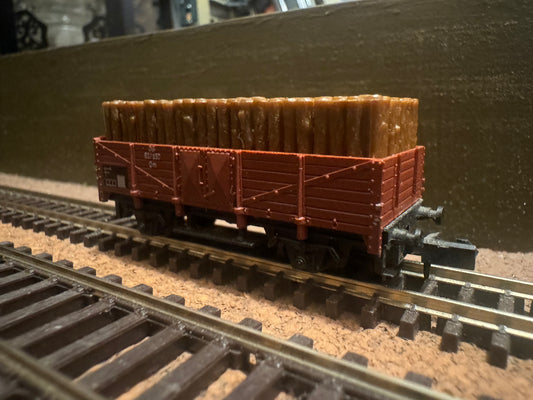 Arnold Rapido (N Gauge) Deutsche Bahn, Long Wheel Base 6 Plank Open Wagon, No.DB627850 0m. With removable Log Load.