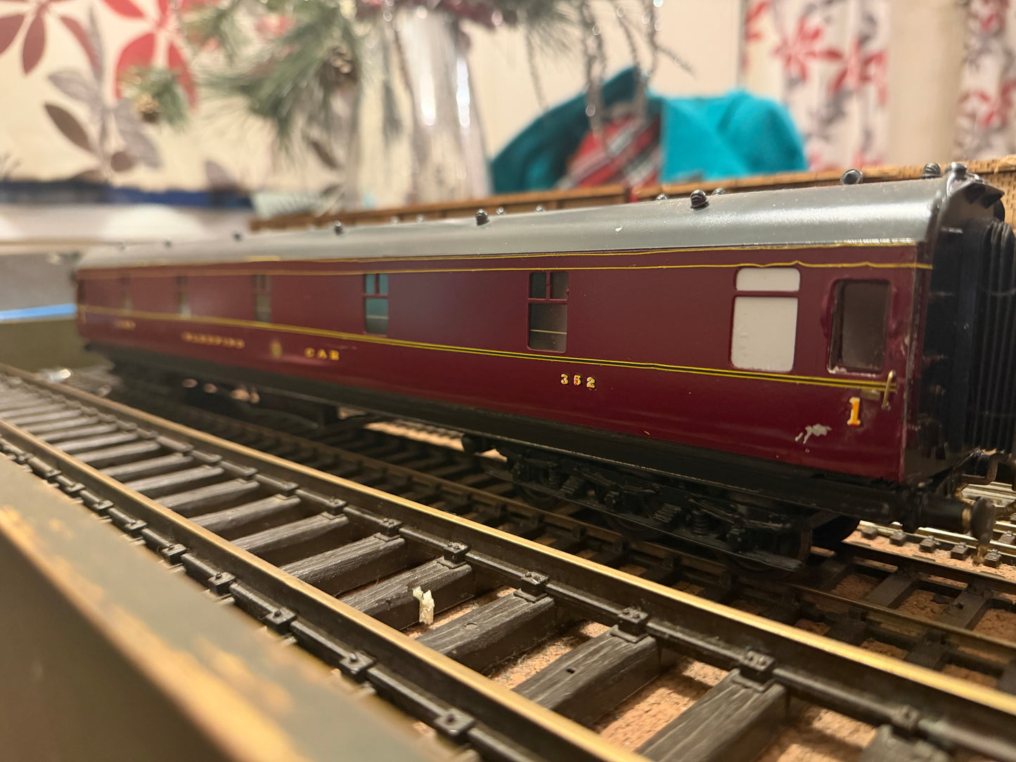Westdale (O Gauge) London Midland Scottish Railway, 69ft Twelve Wheel Sleeping Coach No.352 in LMS Crimson 