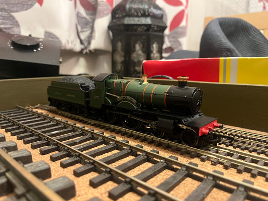 Hornby Railroad (OO) Great Western Railway, 38xx ‘County Class’, No.3821 “County of Bedford” in post grouping GWR lined Brunswick Green. DCC Ready.