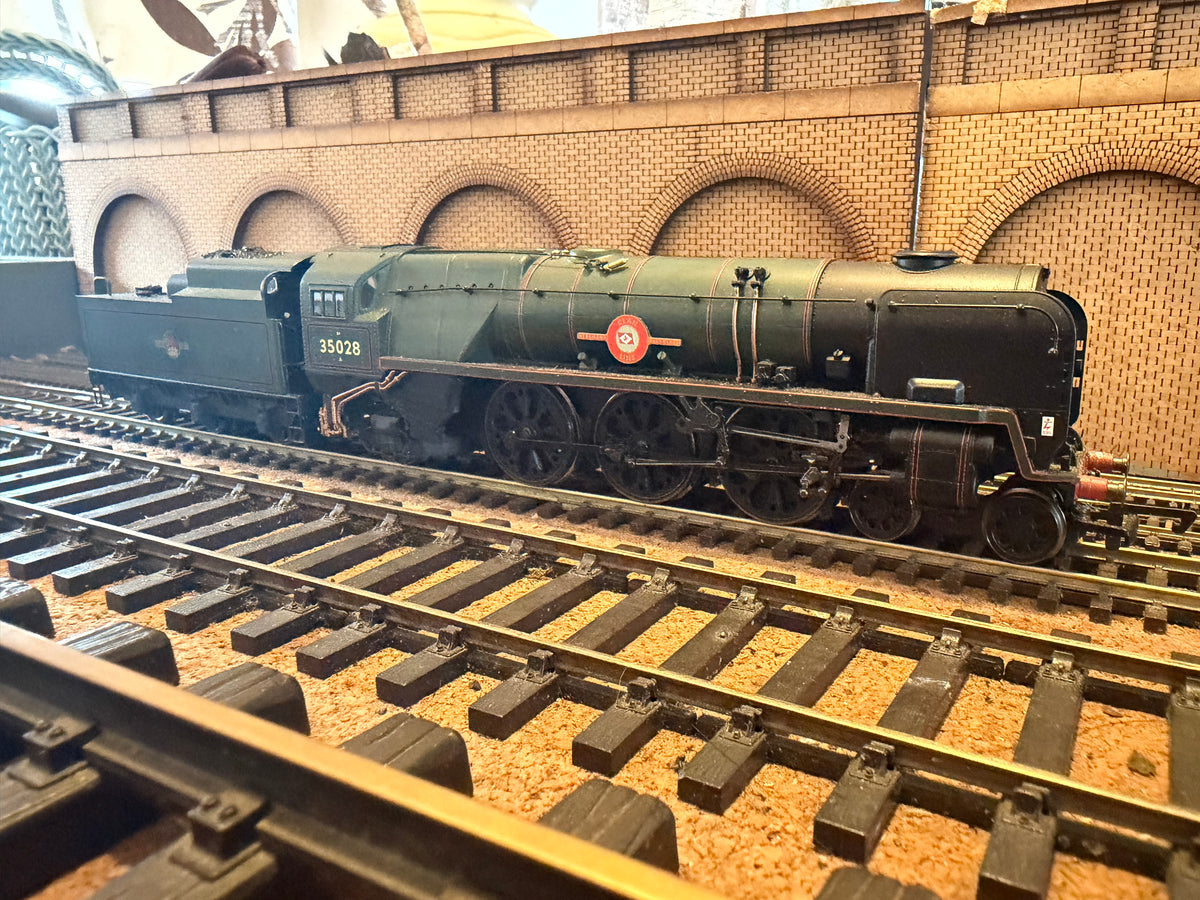 Hornby R2169 (OO) Ex SR, Rebuilt Merchant Navy No.35028 “Clan Line” in British Railways Lined Passenger Green. Shed code, 70A Nine Elms Depot)