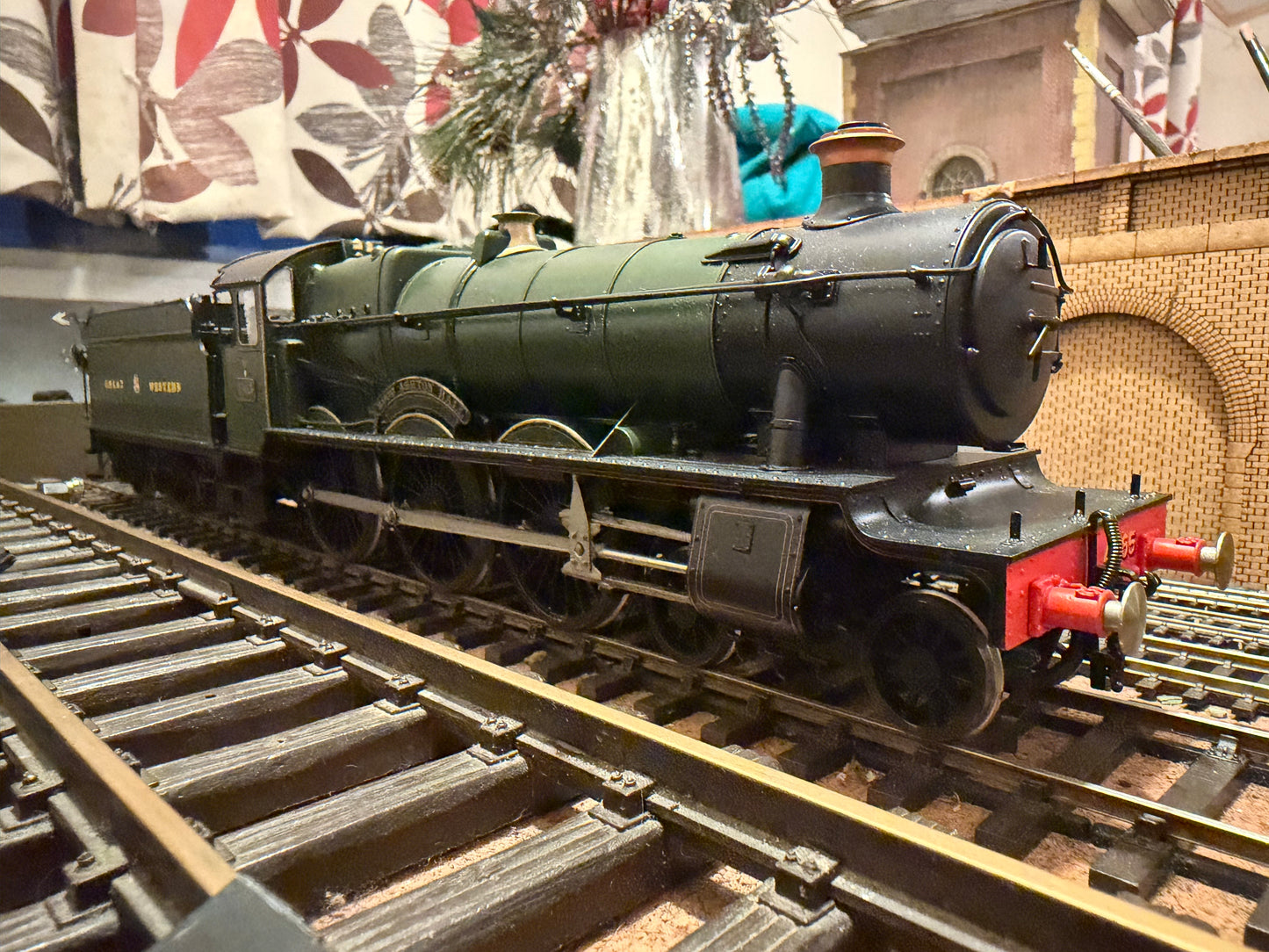 Tower Models (O) Great Western Railway 49xx ‘Hall Class’ No.4965 “Rood Ashton Hall” in Lined Great Western Railway Livery. 