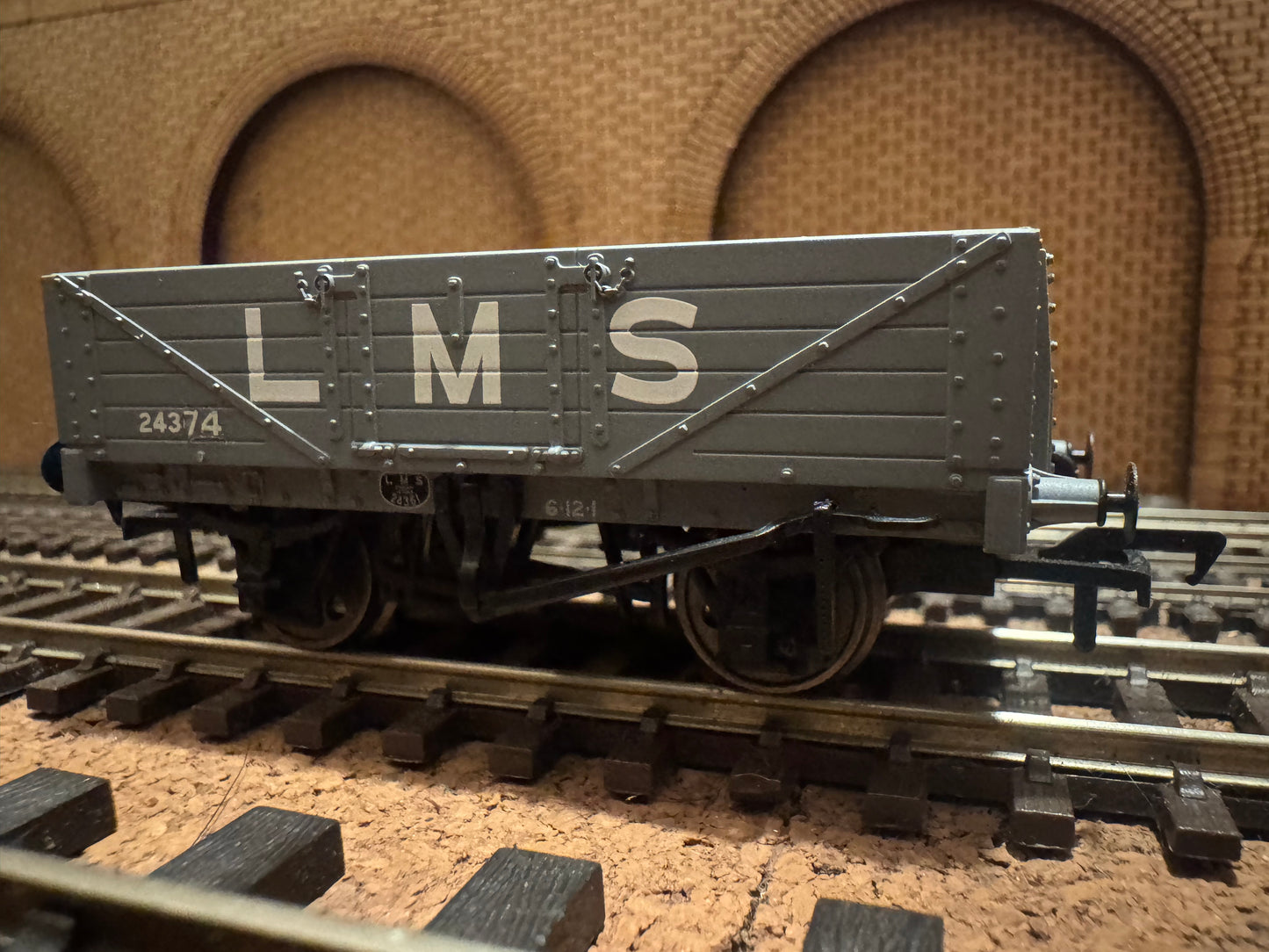 Bachmann 37-070 (OO) London Midland Scottish Five Plank Wagon No.24374 in LMS Grey 