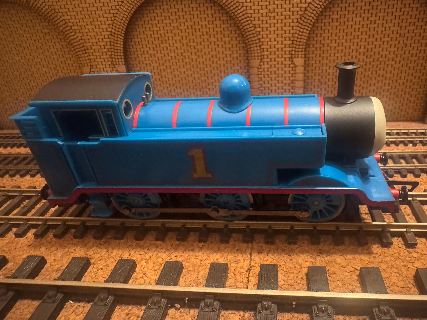 Hornby Thomas & Friends R9104 (OO) Ex LB&SCR E2 No.1 “Thomas” in North Western Railway Lined Blue 