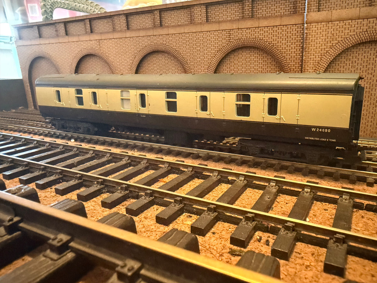 Lima L305345 (OO) British Railways MK1 Brake Gangwayed Full Brake in BR Western Region Chocolate and Cream