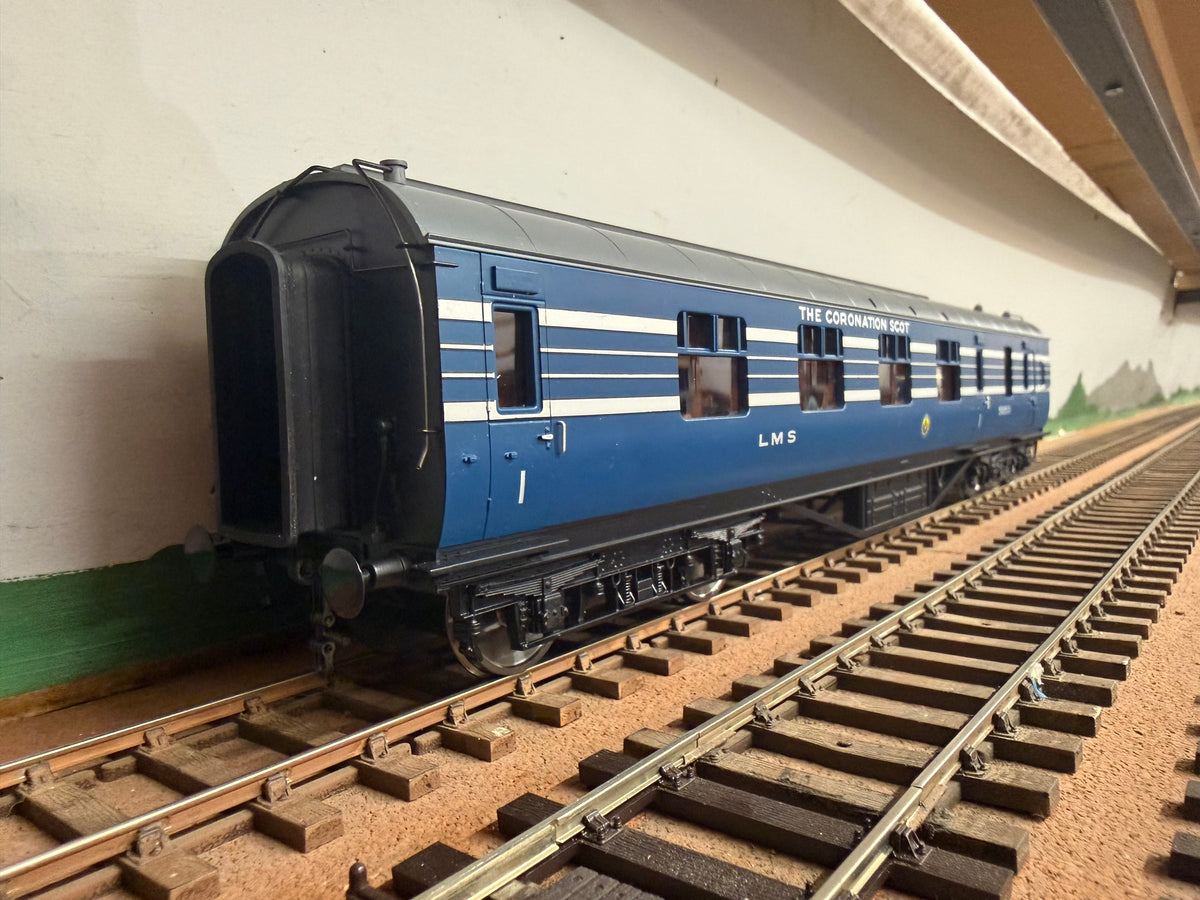 MTH 22-60056A (O Gauge) London Midland & Scottish Railway, ‘Stanier’ Corridor Brake First No.5053 in LMS Coronation Scot Livery 