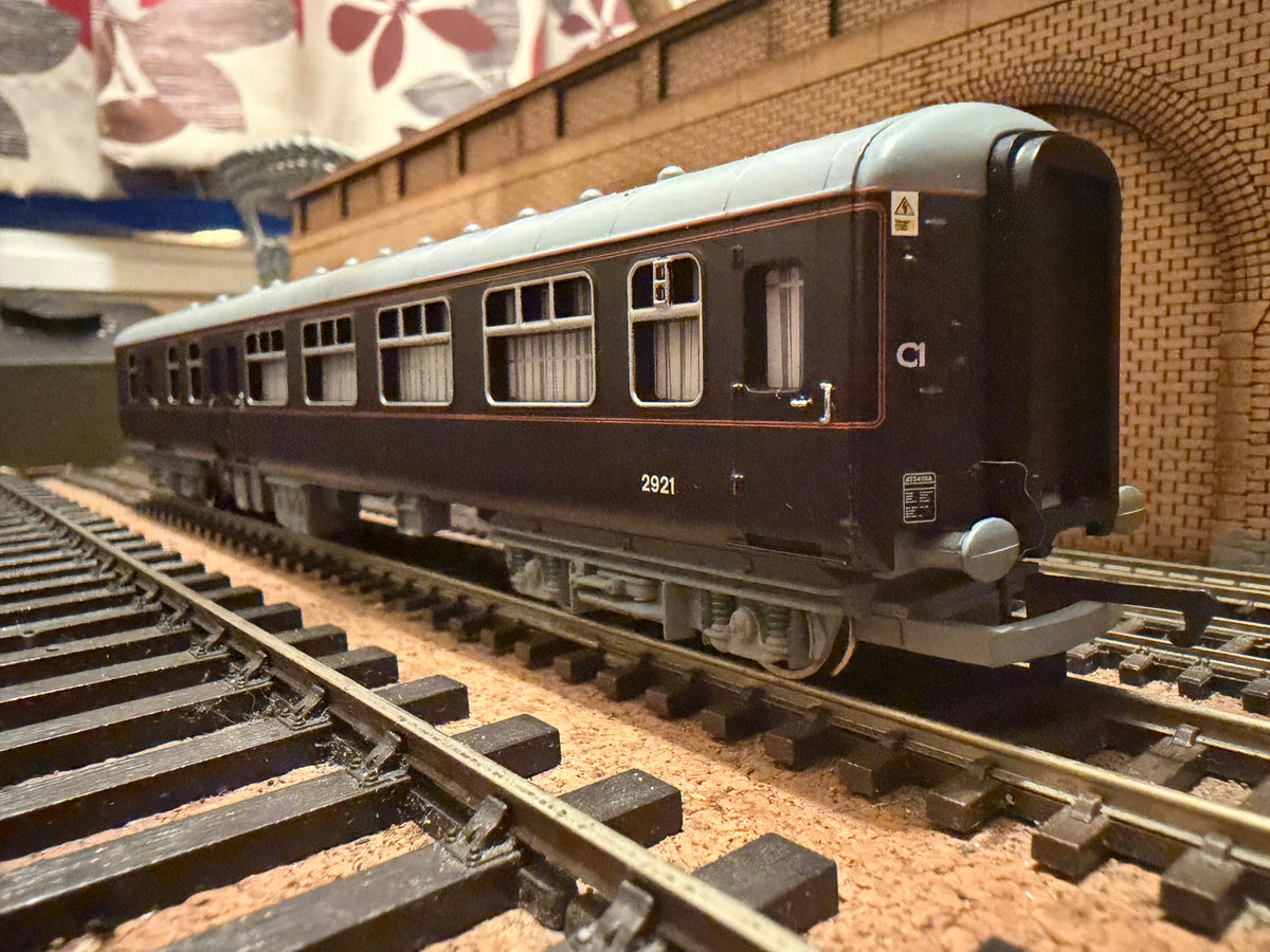 Hornby R2370 (OO) Ex British Rail, Mk2B Brake First Corridor, Royal Household Couchette / Support Coach No.2921 in EWS / DB Cargo Royal Rail Dark Claret 