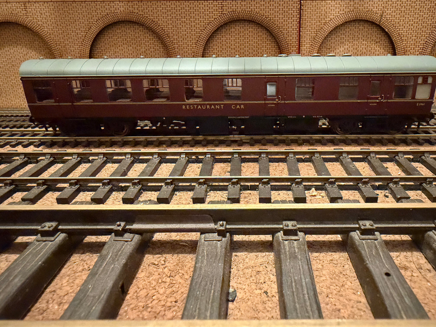 Bachmann 39-101A (OO) British Railways MK1 Restaurant Car No.E1961 in BR Maroon 