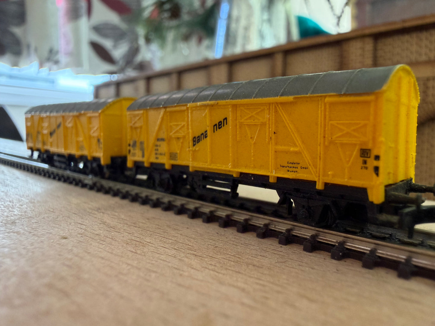 Marklin 8606 (Z) Deutscher Bahn Refrigerated Banana Wagons, No.083 6 042F. Set of Two 