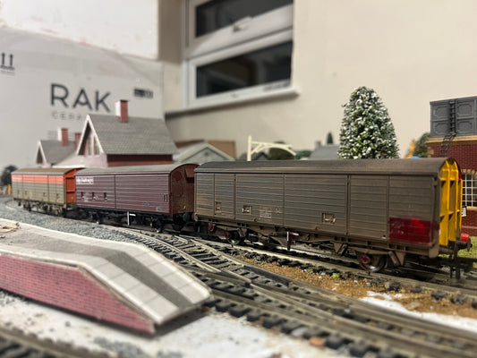 Bachmann, British Rail, x3 VDA wagons in mixed Railfreight livery’s with Weathering bundle. (Unboxed)