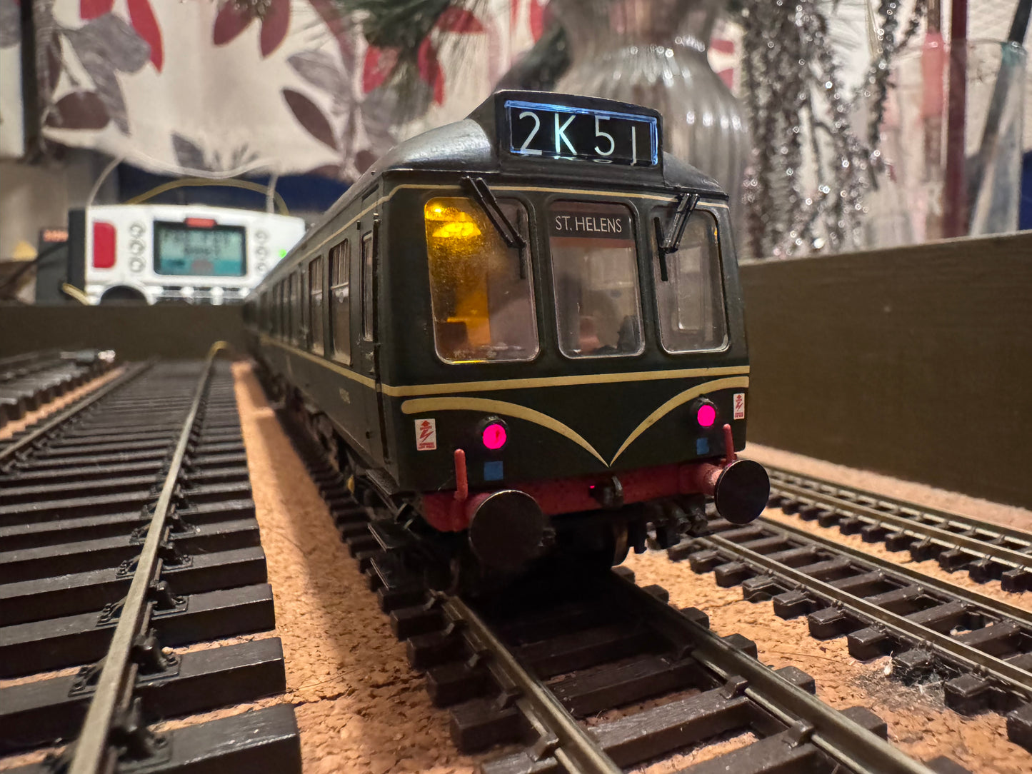 Bachmann 32-900A (OO) British Railways Class 108 DMU Units M52043 & M51928 in BR Green with Speed Whiskers. DCC Sound fitted 