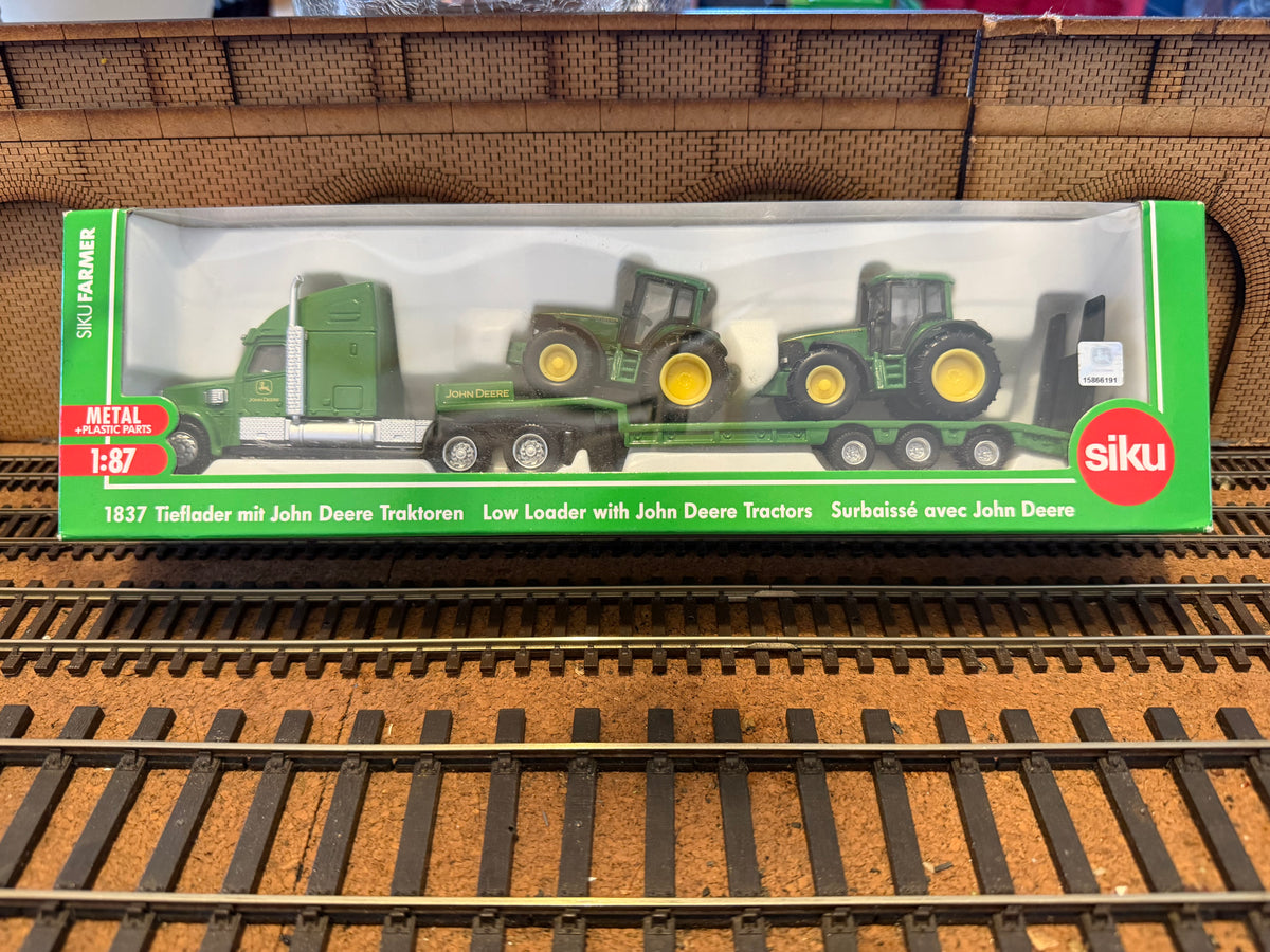 Siku 1837 (1:87 / HO) US style John Deere Low Loader and tractors. 