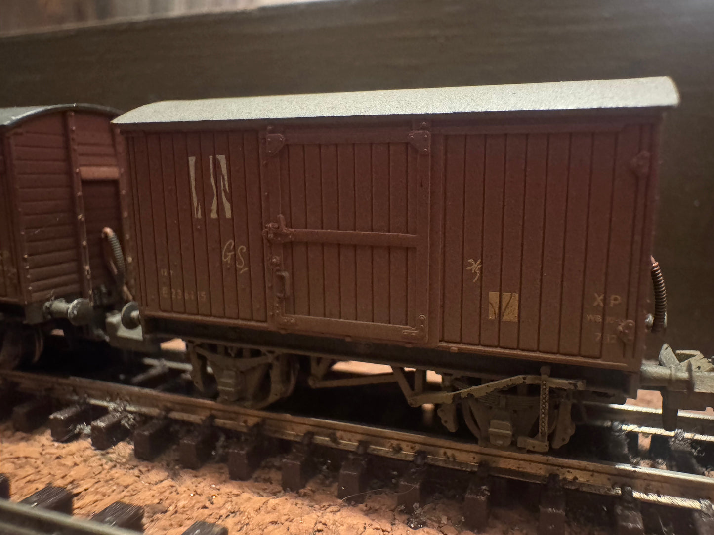 Graham Farish 377-990 (N Gauge) Ex LNER 12T ventilated vans in weathered and graffitied British Railways Bauxite. Pack of 3. 