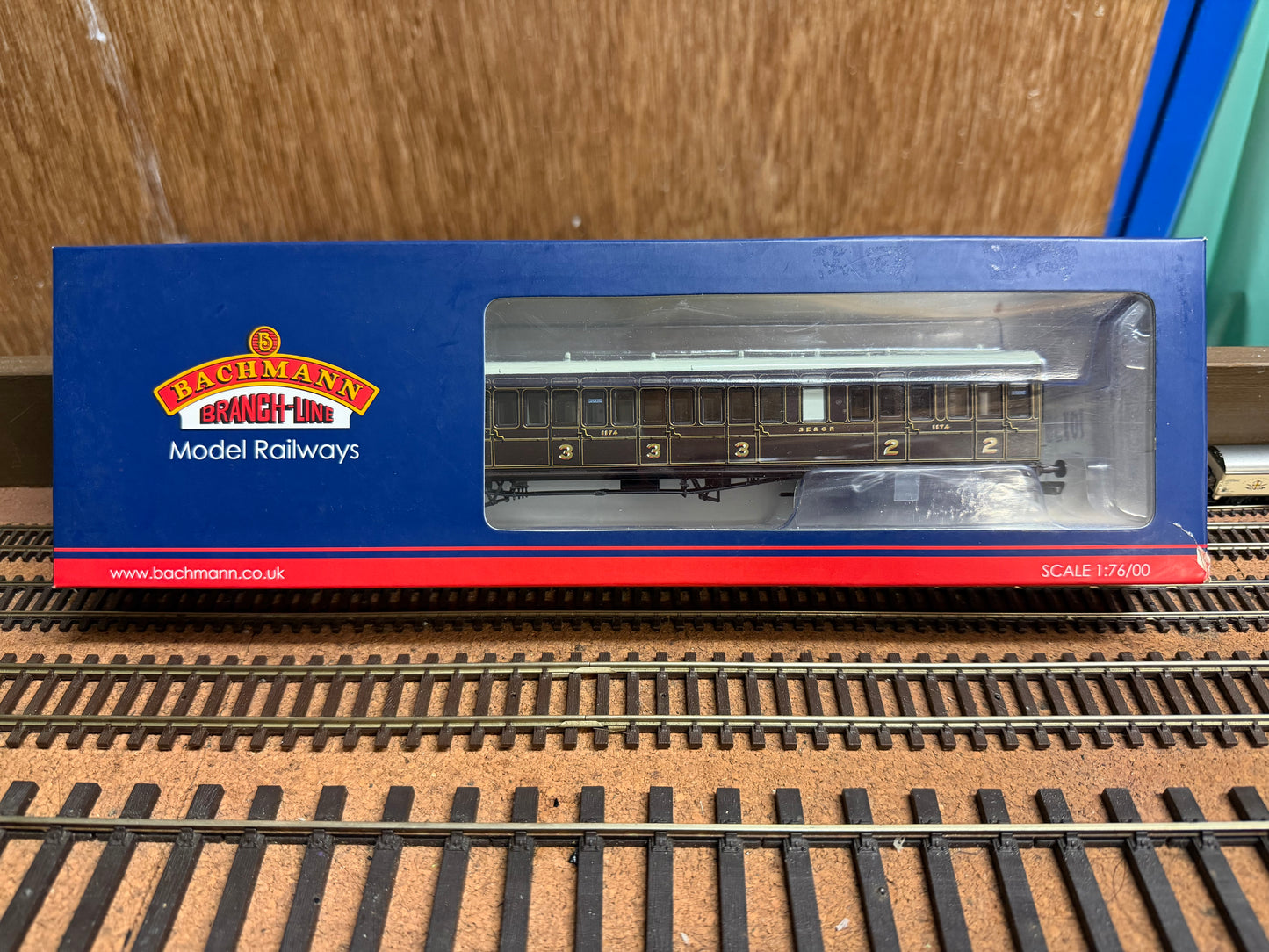 Bachmann 39-600 (OO) South Eastern & Chatham Railway 60ft ‘Birdcage’ Brake Composite Lavatory No.1174 (Set 138) SE&CR ‘Dark Lake’ Livery.