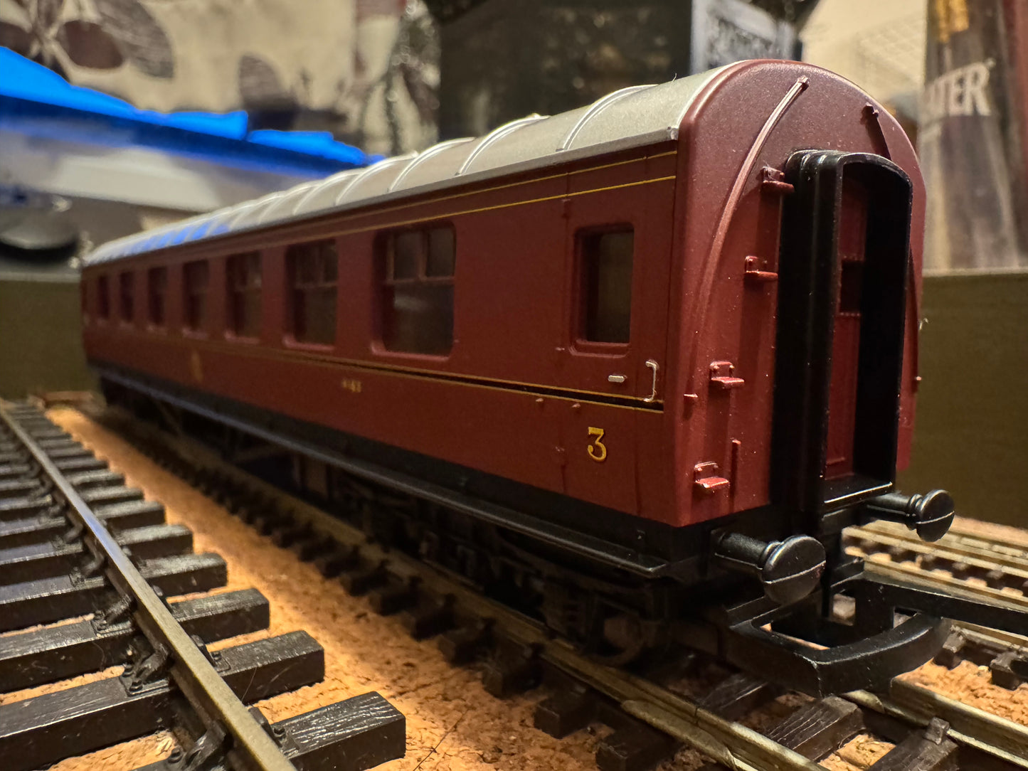 Hornby Railroad R4388 (OO) London Midland & Scottish Railway, ‘Stanier’ Corridor Composite No.4183 in LMS Lined Crimson 
