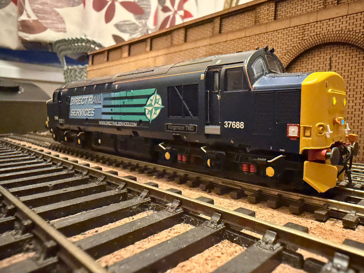 Bachmann 32-392 (OO) Ex BR Class 37/5 No.37688 “Kingmoor TMD” in Direct Rail Services Compass Livery. DCC Ready 