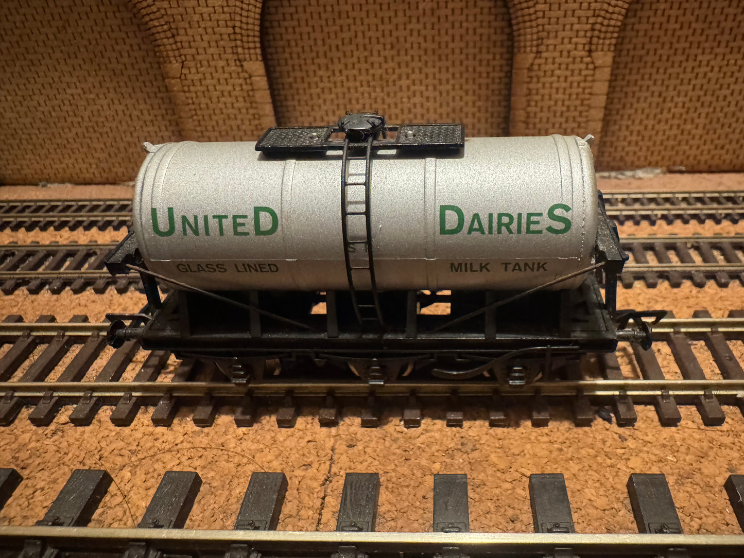 Dapol 4F-031-027 (OO) Southern Railway, 3000 Gallon, United Dairies Six Wheel Glass lined Milk Tank.