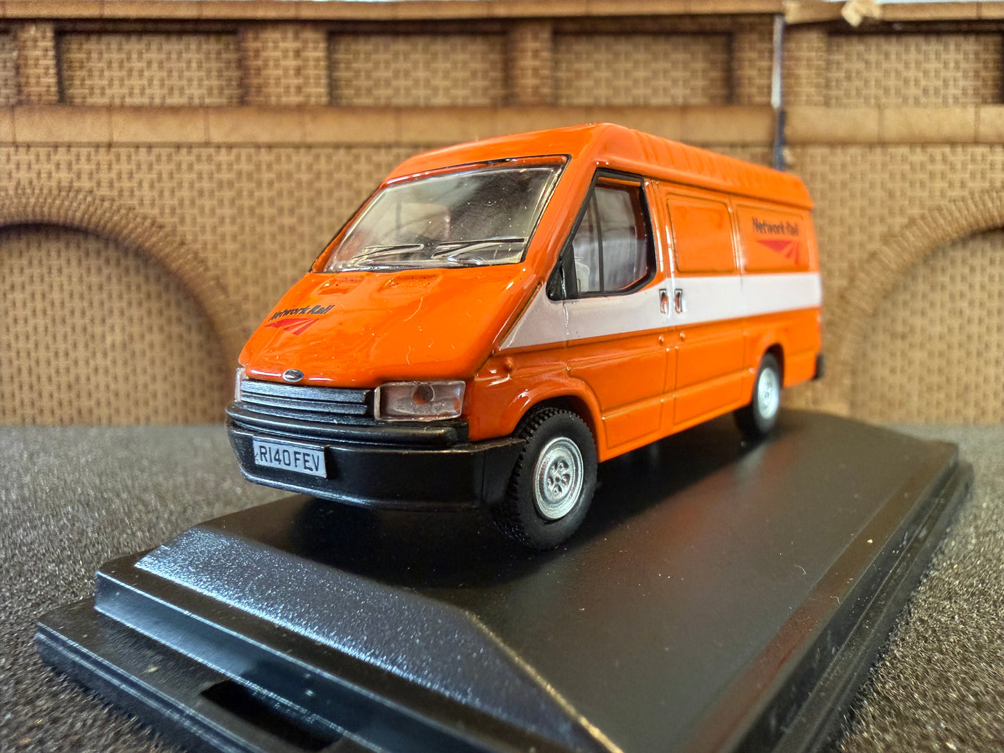 Oxford Diecast 76FT3007 (1:76 / OO) 1997 Ford Transit Mk3, Registration Number R140FEV in Network Rail Livery 