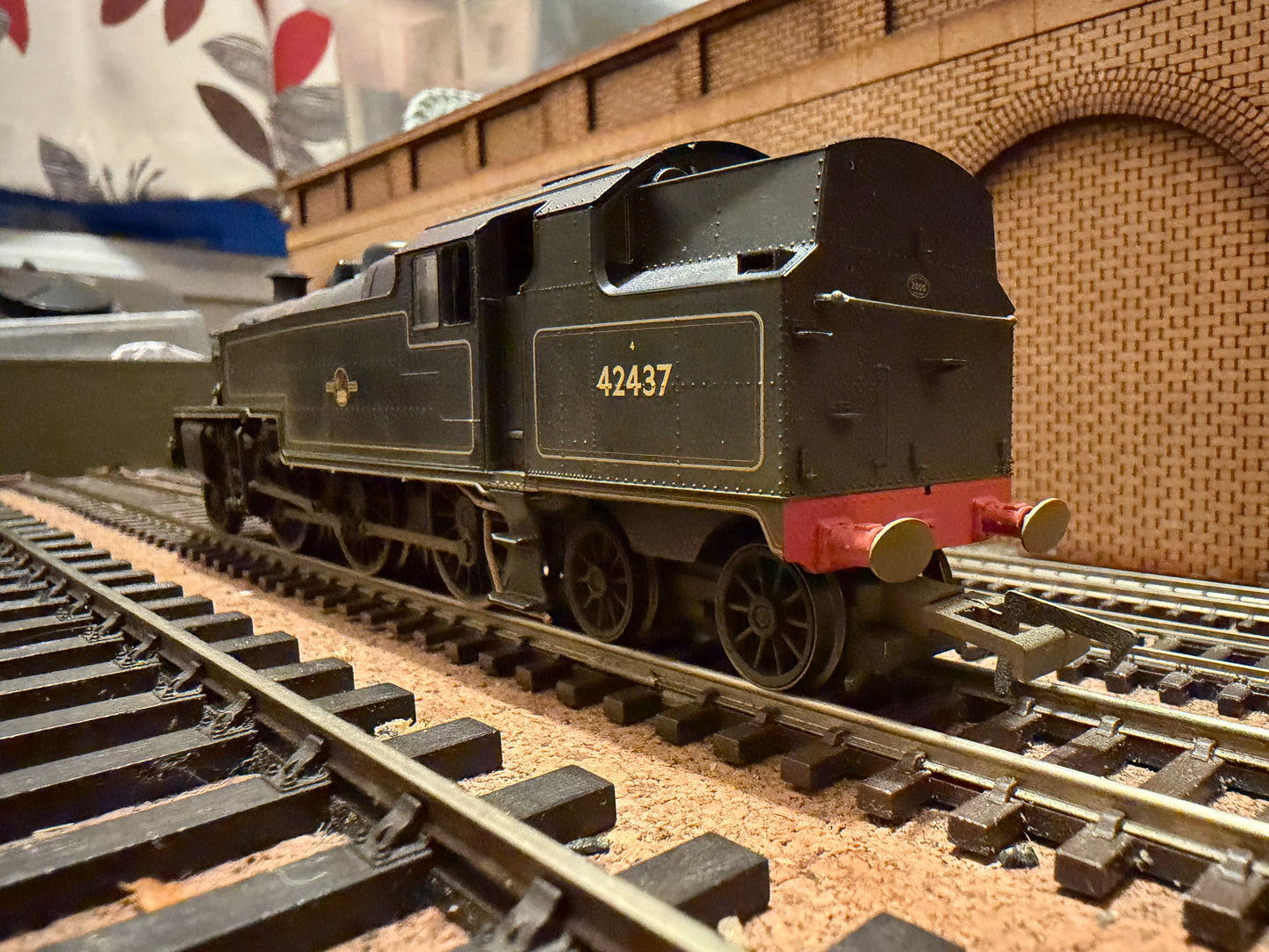 Hornby R2637X (OO) Ex LMS ‘Stanier’ 4P Two Cylinder No.42437 In lightly weathered British Railways Lined Black. (Shed Code 15E, Leicester Great Central Depot). DCC Fitted. 