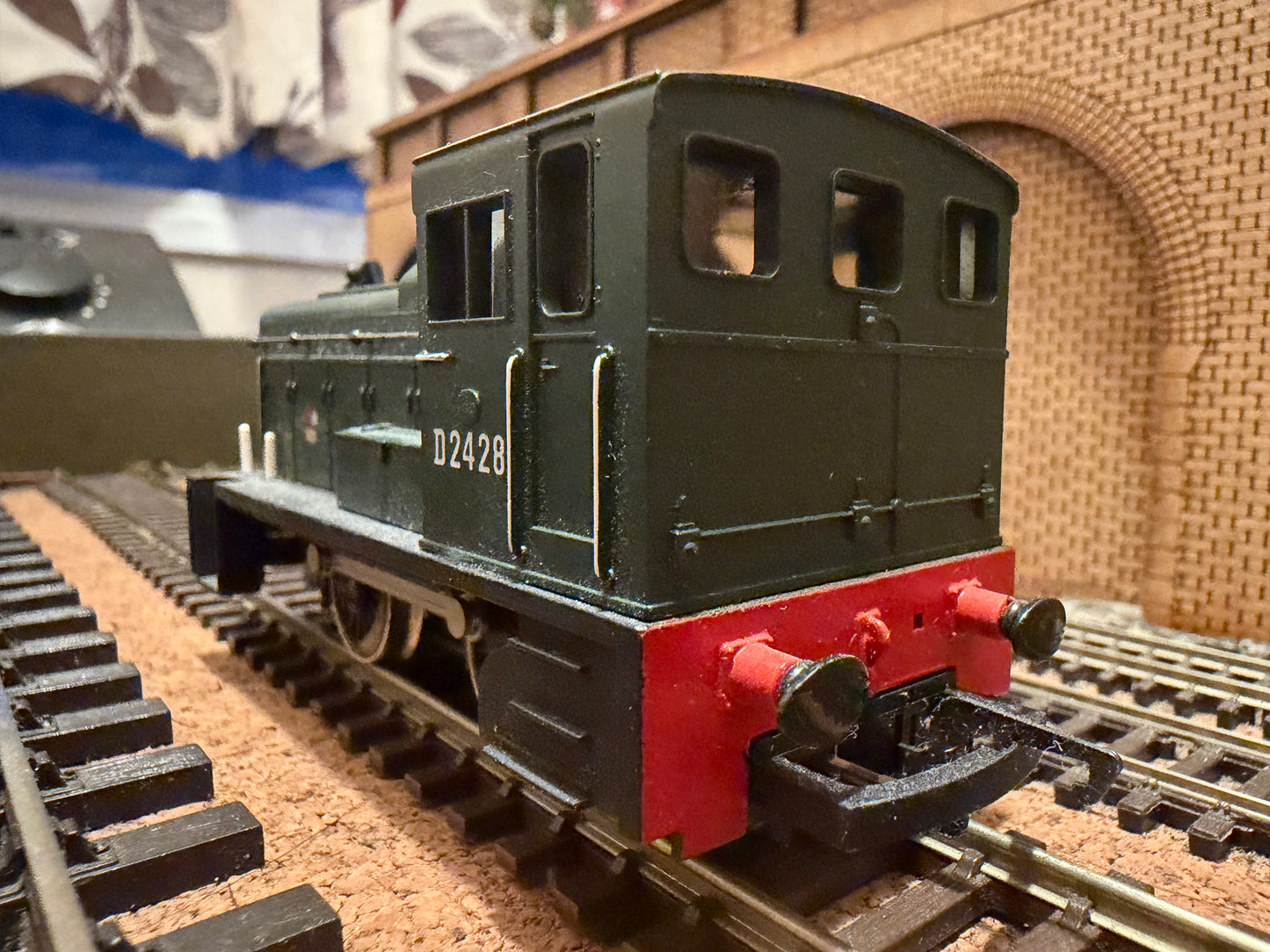Hornby R875 (OO) British Railways, Barclay 204HP Diesel Mechanical Shunter [Class 06] D2428 in all over BR Green