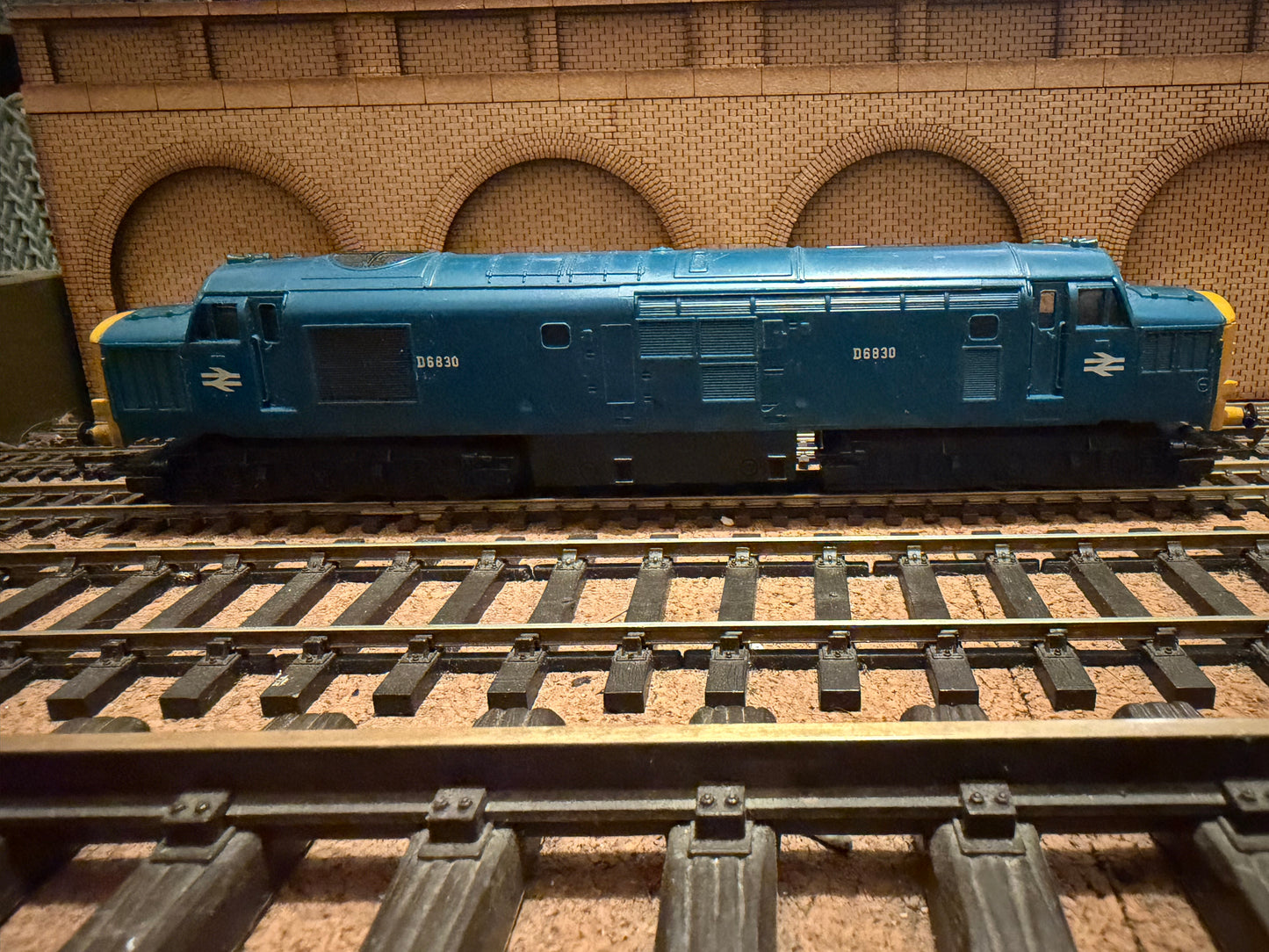 Tri-ang R751 (OO) British Railwaysc English Electric Type 3 [Class 37] No.D6830 in Pre-TOPS British Rail Blue. 