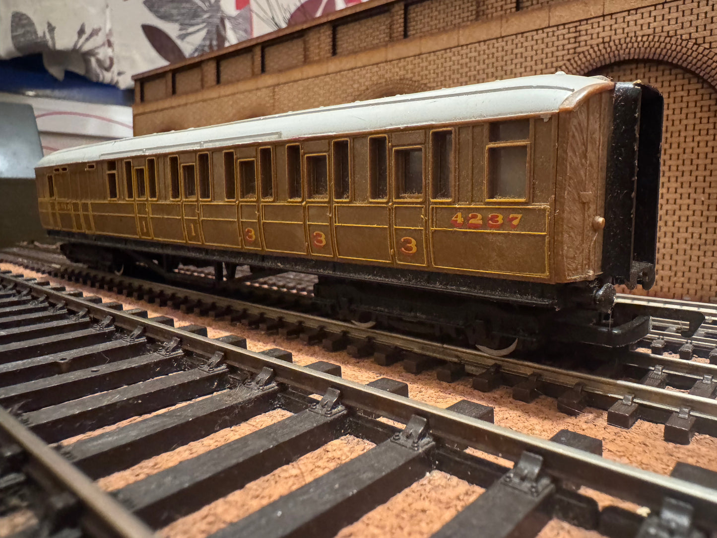 Hornby R4333 (OO) London North Eastern Railway ‘Gresley’ Brake Corridor Composite No.4237 