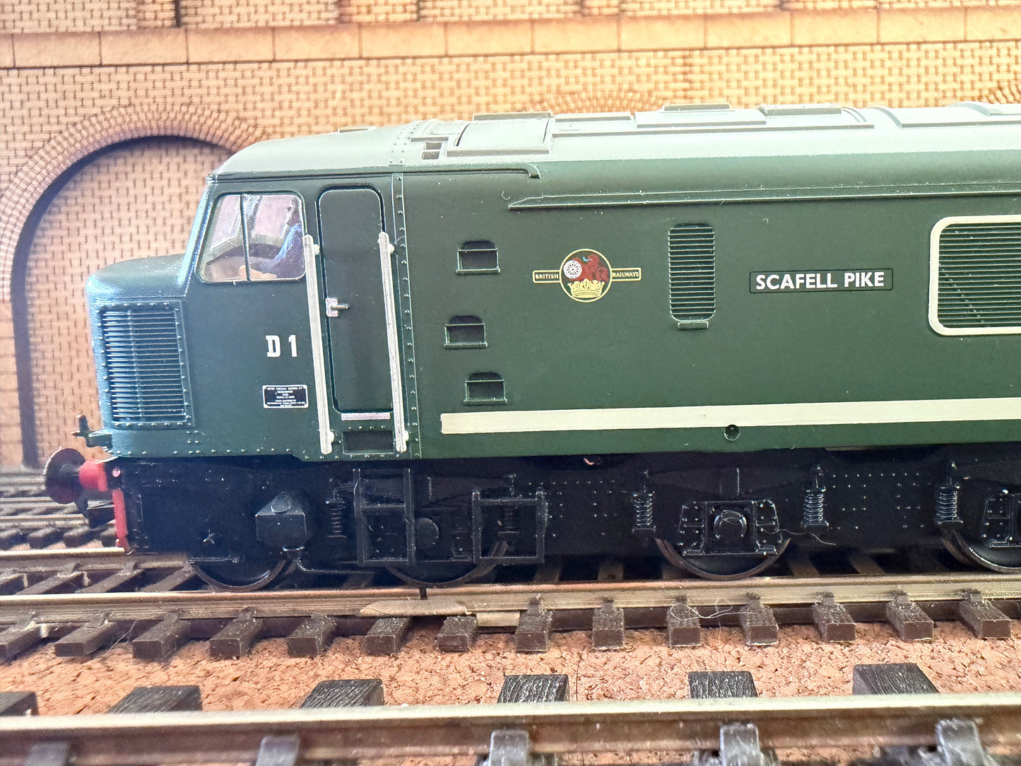 Bachmann 32-650 (OO) British Railways, Sulzer Type 4 [Class 44] No.D1 “Scafell Pike” in British Railways Green and small yellow ends. 