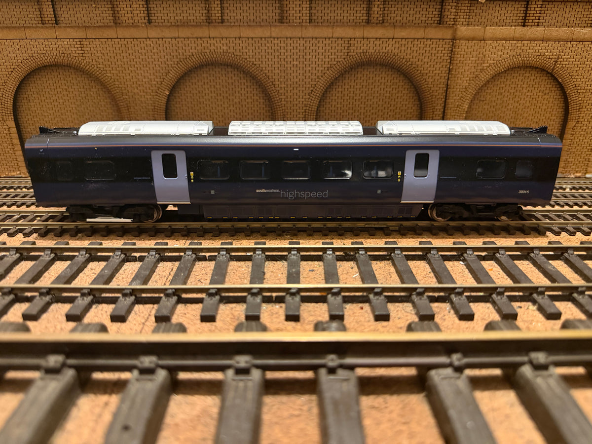 Hornby R4383 (OO) Hitachi Class 395 ‘Javelin’ intermediate standard class coach No.39015 in South Eastern High speed Livery