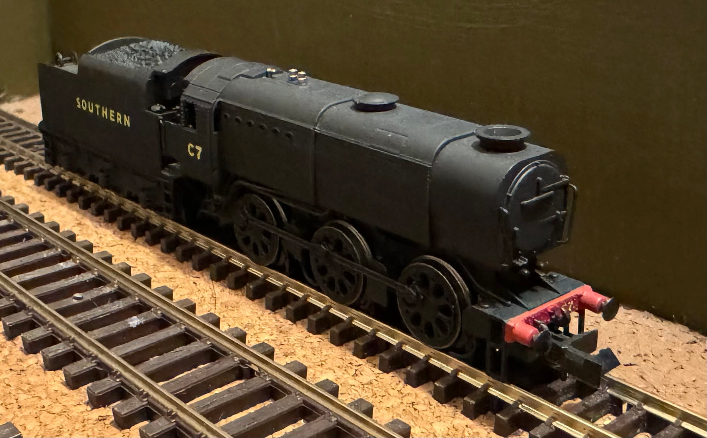 Dapol (N Gauge) Southern Railway, Q1, No.C7 in South Railways Freight / Wartime unlined Black. DCC Ready