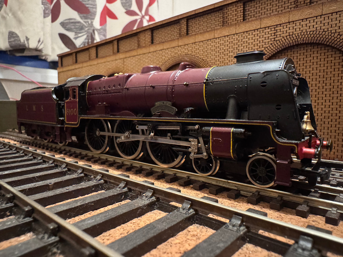 Mainline 37-080 (OO) Ex London Midland & Scottish Railway 6P ‘Royal Scot’ No.6100 “Royal Scot” in as preserved LMS Crimson Lake Livery, with Bell. 9V Sound fitted. 