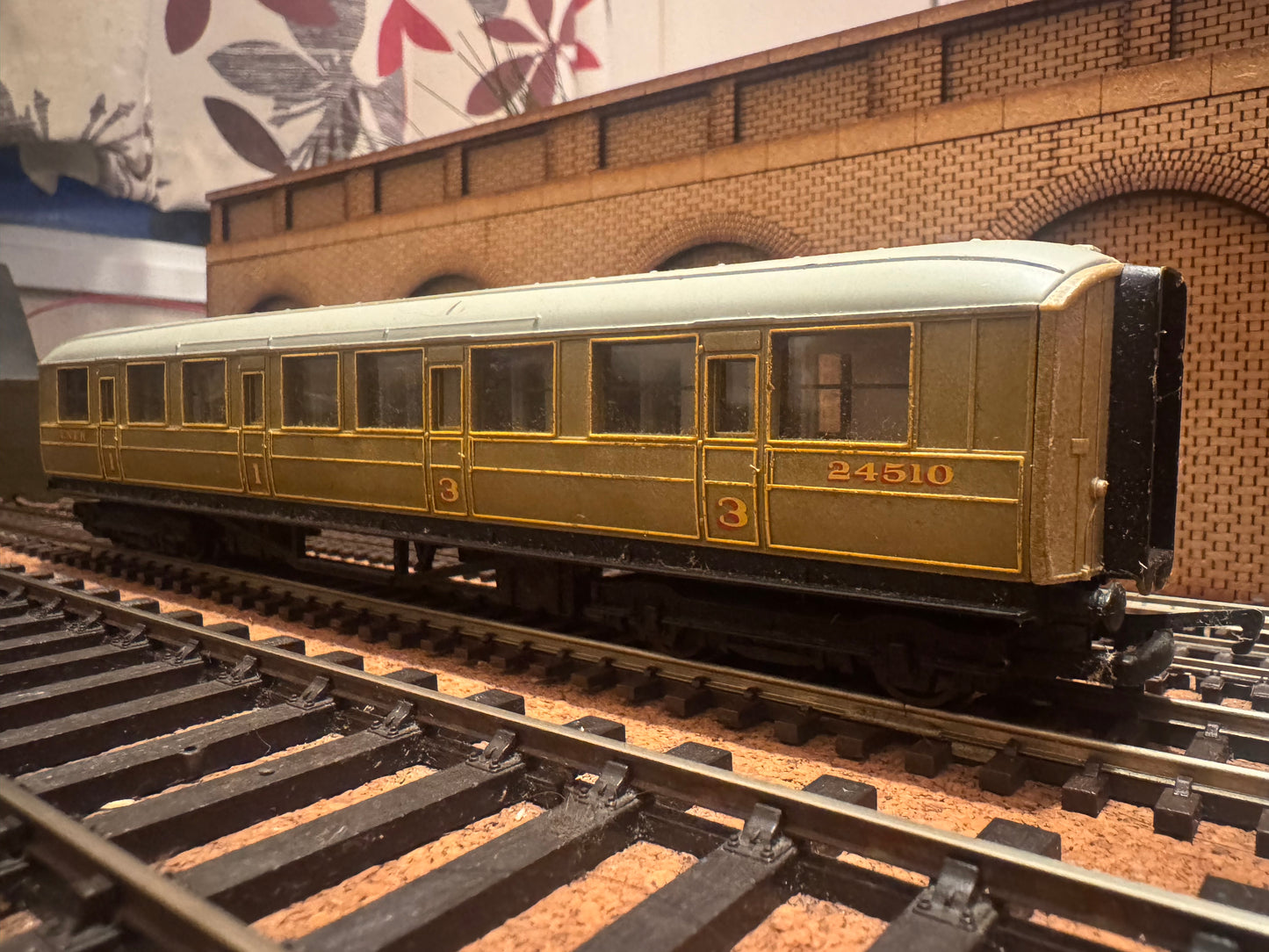 Hornby R1129 (OO) London North Eastern Railway ‘Gresley’ Corridor Composite Coach No.24510