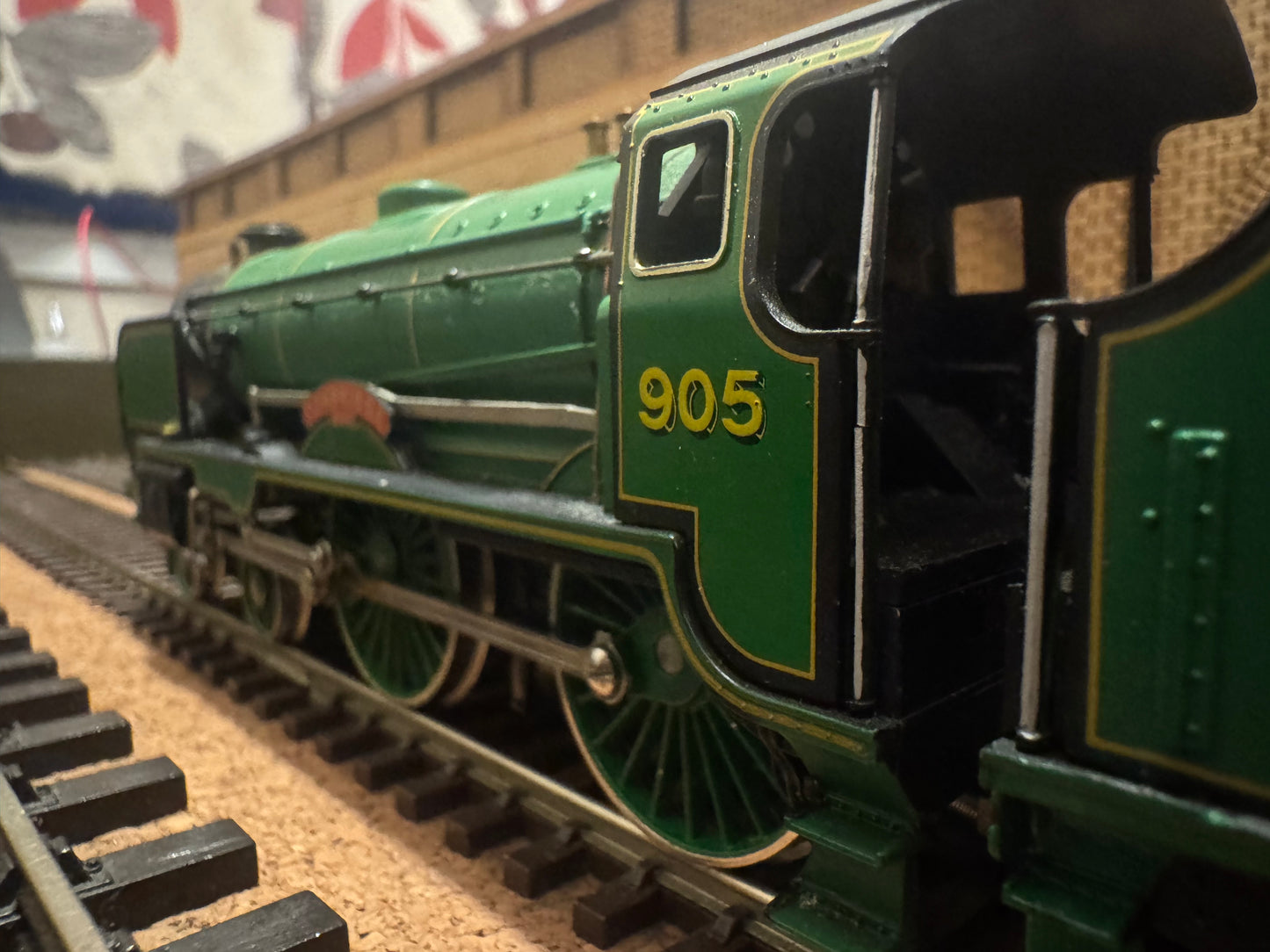Hornby / Royal Doulton R648 (OO) ‘Waiting to Go’ Special Edition Collectors Set
