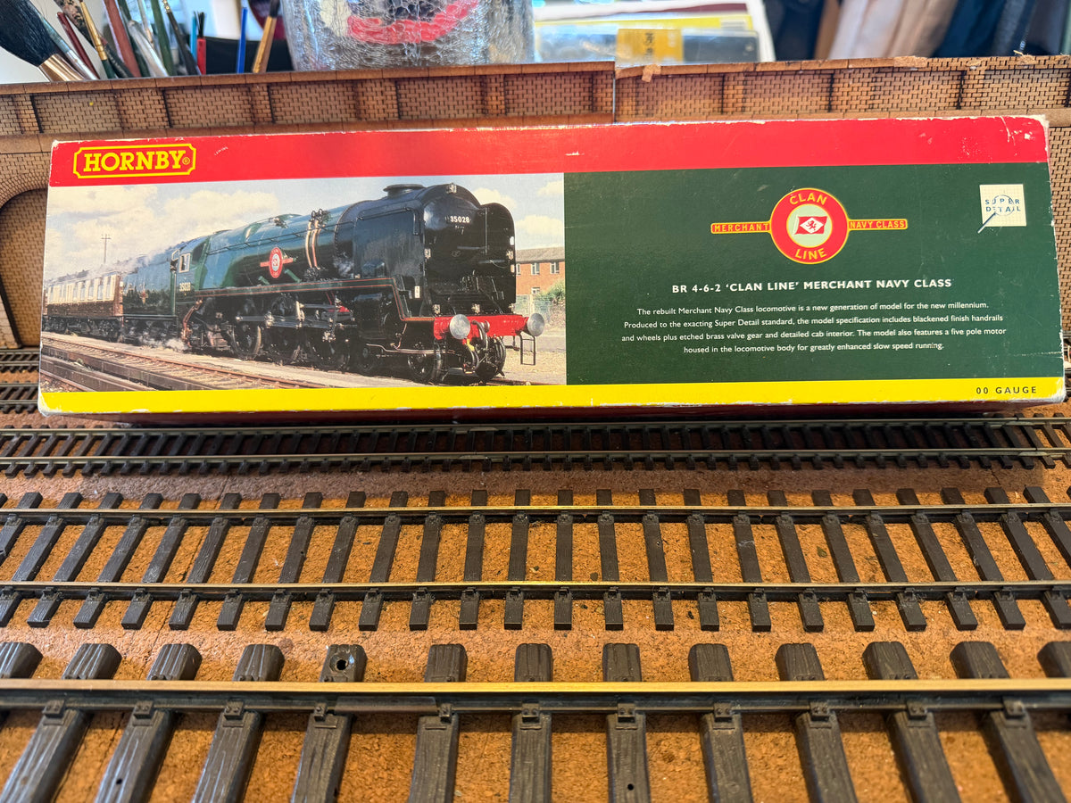 Hornby R2169 (OO) Ex SR, Rebuilt Merchant Navy No.35028 “Clan Line” in British Railways Lined Passenger Green. Shed code, 70A Nine Elms Depot)