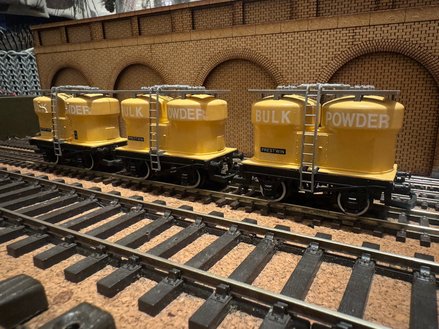 Hornby R.095 (OO) British Railways 20T Twin Silo ‘Prestwin’ Wagon No.B873740 in Bulk Powder Livery 