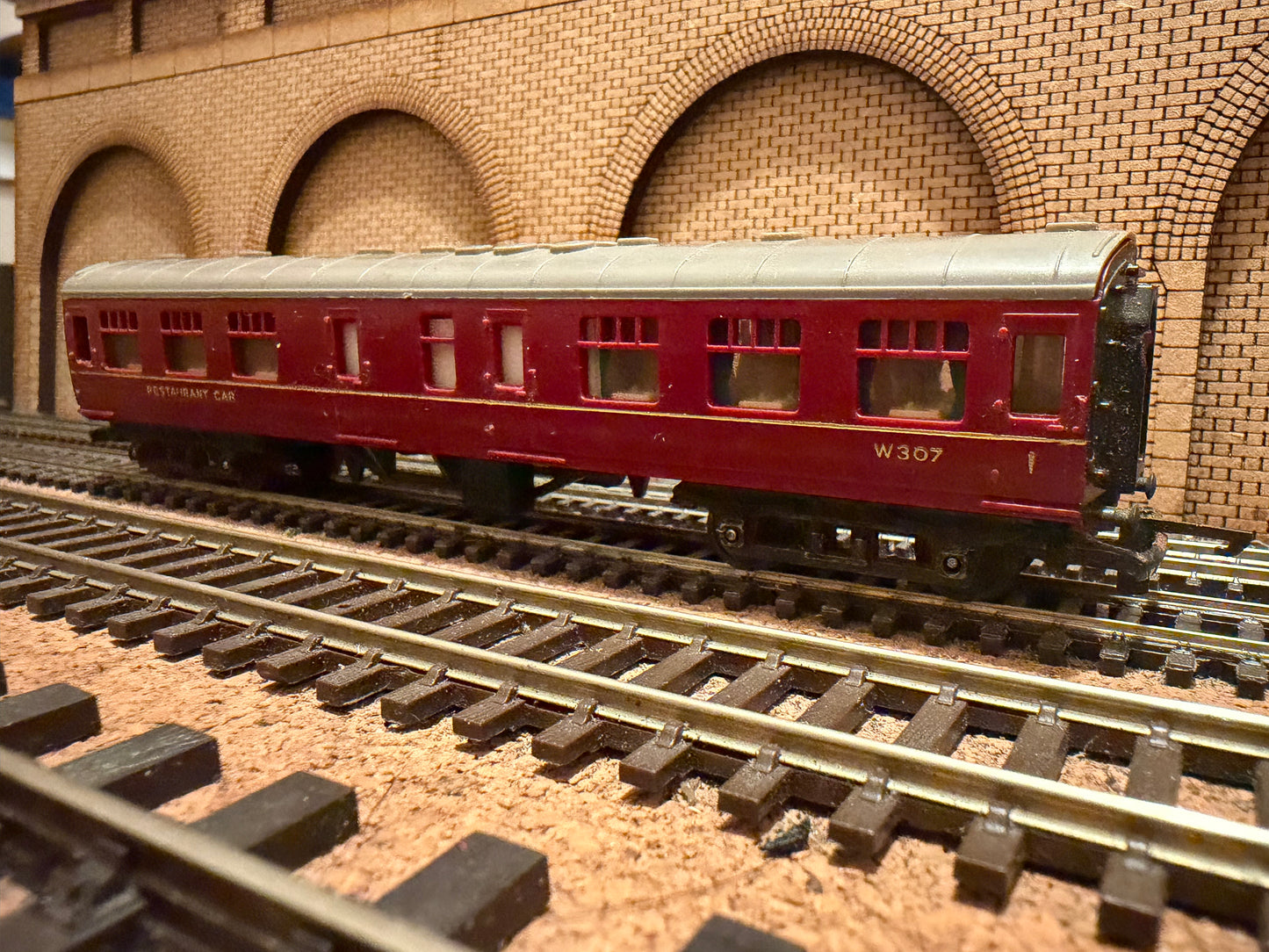 Tri-ang T.84 (TT) British Railways MK1 Restaurant Car No.W307 in BR Crimson 