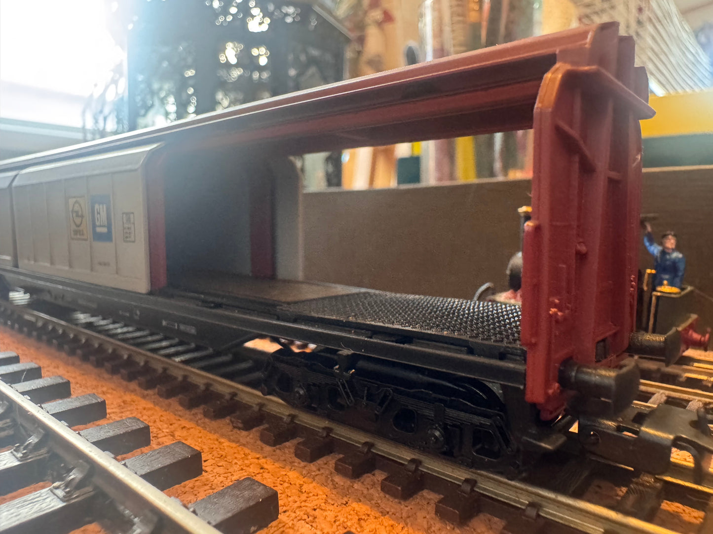 Electrotren 5511 (HO) Deutsche Bahn Sliding Door Van No.027 2 833 in Opel / General Motors livery.