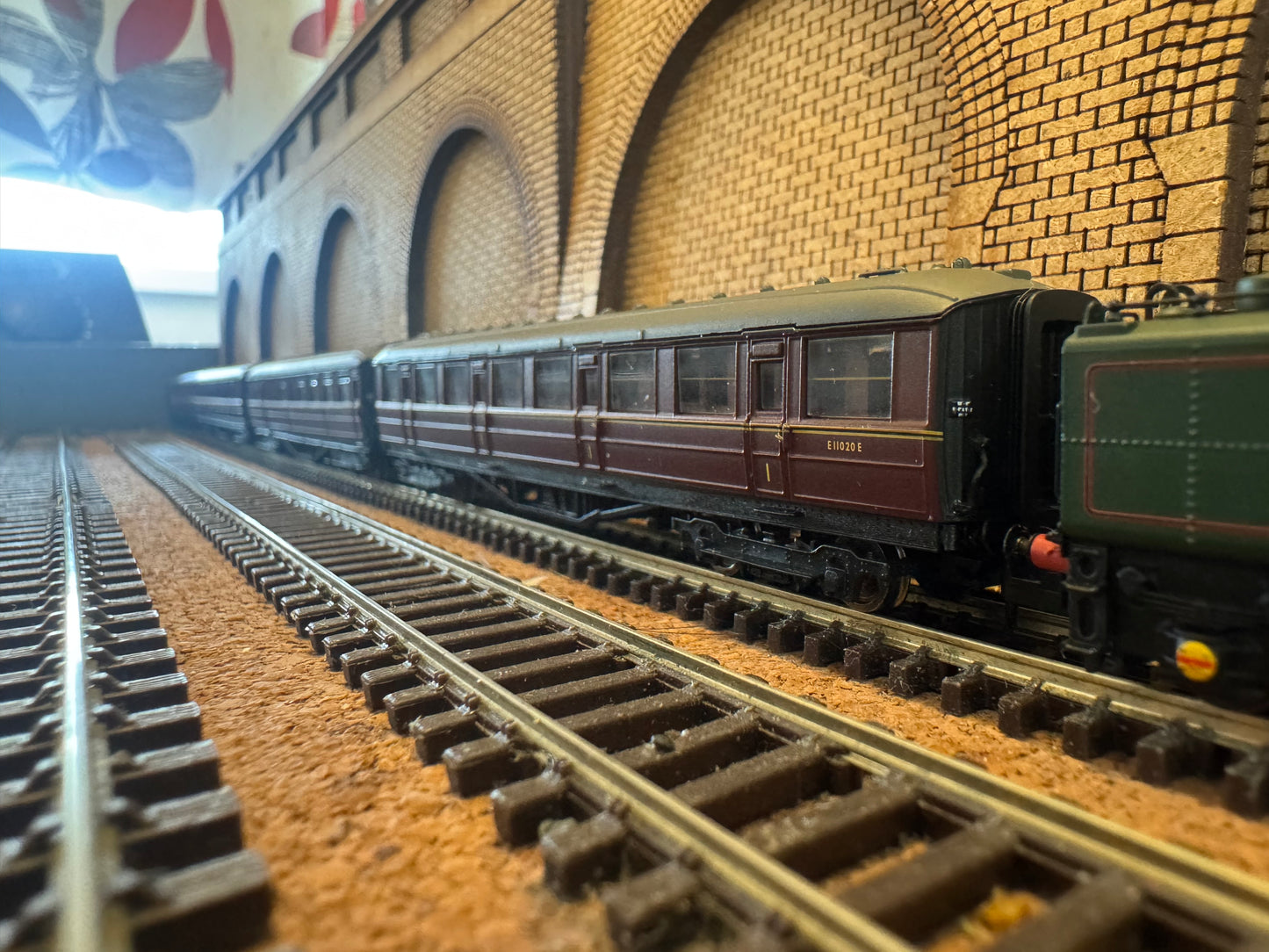 Dapol 2S-013-010 (N Gauge) Pines Express 9F 92220 “Evening Star” and Four Gresley Coaches. DCC Fitted 
