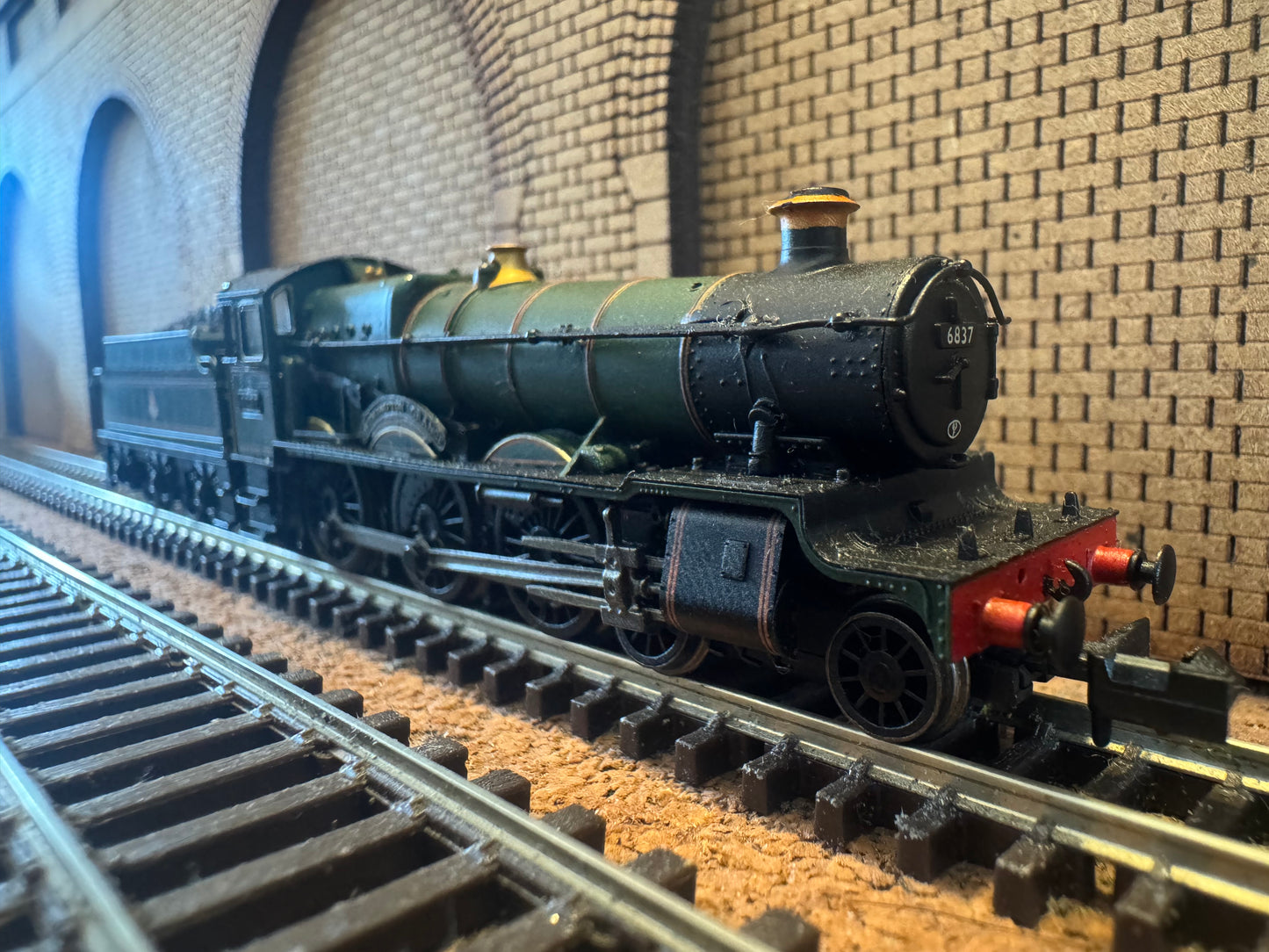 Dapol 2S-019-005 (N Gauge) Ex GWR 68xx ‘Grange’ No.6837 “Forthampton Grange” with 3500 Gallon Tender. (Shed Code 83F, Truro Depot) BR Lined Green. DCC Fitted
